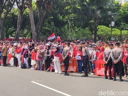 Momen Pengibaran Bendera Merah Putih, Warga di Depan Istana Kompak Hormat