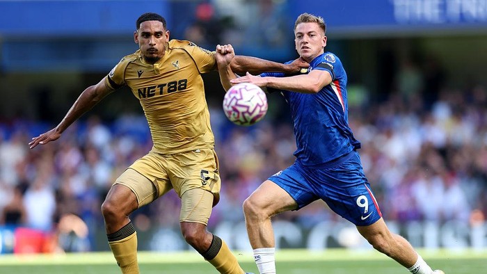 LONDON, ENGLAND - AUGUST 17: Liam Delap of Chelsea is challenged by Maxence Lacroix of Crystal Palace during the Premier League match between Chelsea and Crystal Palace at Stamford Bridge on August 17, 2025 in London, England. (Photo by Chelsea Football Club/Chelsea FC via Getty Images)