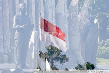 Tugu Proklamasi: Merdeka! Detik Bersejarah Dikenang Penuh Khidmat.