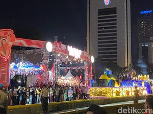 Riuh Warga Sapa Menteri-menteri Naik Mobil Karnaval HUT RI di Jl Sudirman