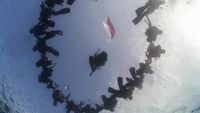 Momen PIS Gelar Upacara Bendera di Bawah Laut-Transplantasi Terumbu Karang