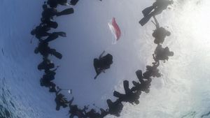 Momen PIS Gelar Upacara Bendera di Bawah Laut-Transplantasi Terumbu Karang
