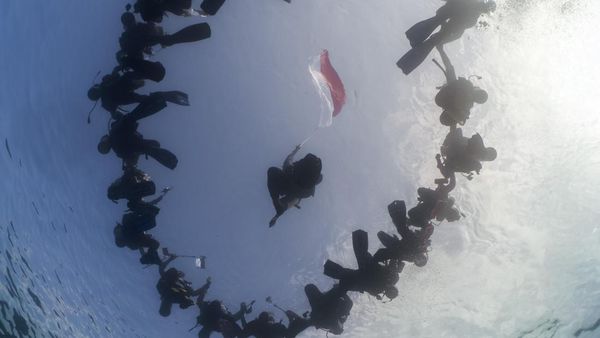 Momen PIS Gelar Upacara Bendera di Bawah Laut-Transplantasi Terumbu Karang