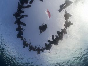 Momen PIS Gelar Upacara Bendera di Bawah Laut-Transplantasi Terumbu Karang