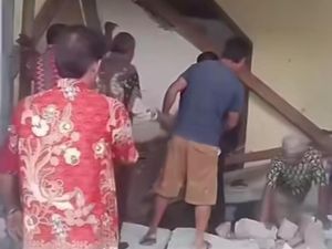 Momen Evakuasi Jemaat Gereja Elim Tertimpa Reruntuhan Akibat Gempa Poso Momen Evakuasi Jemaat Gereja Elim Tertimpa Reruntuhan Akibat Gempa Poso