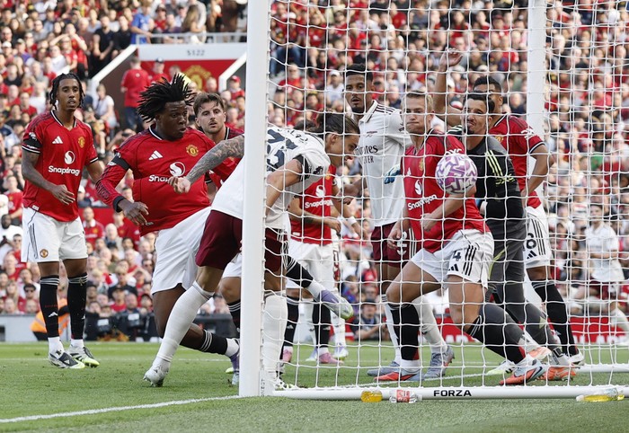 Soccer Football - Premier League - Manchester United v Arsenal - Old Trafford, Manchester, Britain - August 17, 2025 Arsenal's Riccardo Calafiori scores their first goal Action Images via Reuters/Jason Cairnduff EDITORIAL USE ONLY. NO USE WITH UNAUTHORIZED AUDIO, VIDEO, DATA, FIXTURE LISTS, CLUB/LEAGUE LOGOS OR 'LIVE' SERVICES. ONLINE IN-MATCH USE LIMITED TO 120 IMAGES, NO VIDEO EMULATION. NO USE IN BETTING, GAMES OR SINGLE CLUB/LEAGUE/PLAYER PUBLICATIONS. PLEASE CONTACT YOUR ACCOUNT REPRESENTATIVE FOR FURTHER DETAILS..