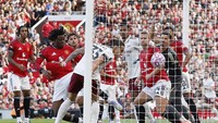 Arsenal menang 1-0 di kandang MU paa pekan perdana Liga Inggris 2025/2026, Minggu (17/8). Gol sundulan Calafiori dari corner kick jadi pembeda (Action Images via Reuters/Jason Cairnduff)