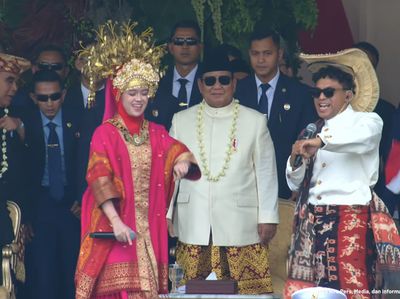 Momen Silet Open Up Bikin Prabowo Turun Joget Tabola Bale di HUT ke-80 RI