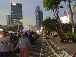 Warga Mulai Padati Panggung Karnaval HUT RI di Jalan Sudirman