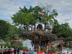Unik! Upacara HUT ke-80 RI di Pangkep Digelar di Batu Besar Berbentuk Payung