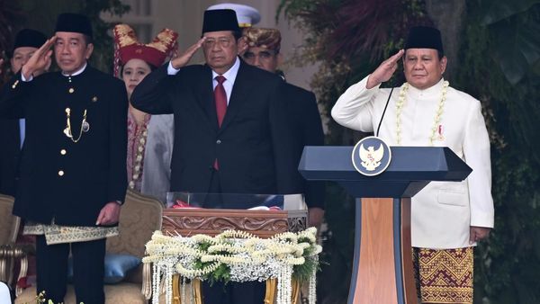 Paskibraka Kibarkan Merah Putih di Hadapan Tiga Presiden