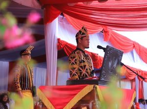 Wali Kota Pekanbaru Bagikan Sembako ke 1.991 Pasukan Kuning di HUT Ke-80 RI