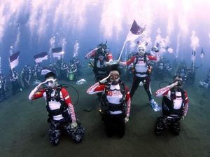 Melihat Rangkaian Upacara HUT RI Ke-80 di Bawah Laut Maluku Utara Melihat Rangkaian Upacara HUT RI Ke-80 di Bawah Laut Maluku Utara