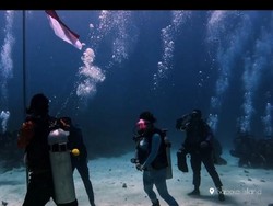 20 Penyelam Kibarkan Merah Putih di Bawah Laut Labuan Bajo