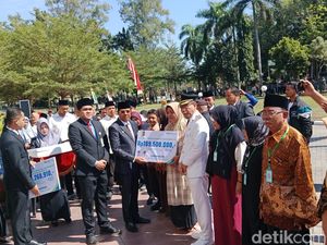 Pemkab Lombok Timur Hadiahkan Jamsostek Guru Ngaji dan Marbot di HUT RI