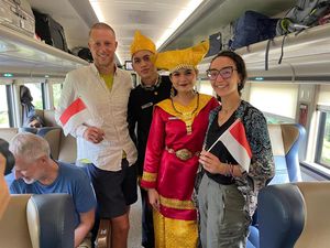 Momen Peringatan HUT ke-80 RI di Kereta Api