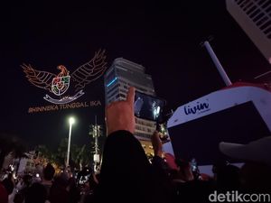 Pertunjukan Drone-Kembang Api Tutup Karnaval HUT ke-80 RI di Bundaran HI