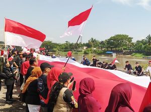Potret Bendera Merah Putih 60 Meter Berkibar di Tugu 0 Pekanbaru Riau