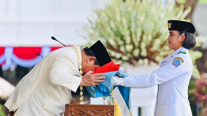 Momen Menyentuh, Pembawa Baki Tak Kuasa Menahan Haru Saat Prabowo Mencium Sang Saka Merah Putih