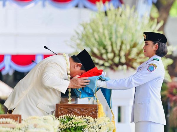 Potret Prabowo Cium Bendera Merah Putih Sebelum Dikibarkan Paskibraka