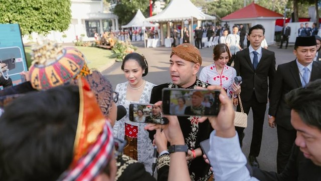 Update Informasi Selebriti InsertLive : Terpopuler: Artis Ikut Upacara HUT RI di Istana hingga Anak Kembar Mpok Alpa Jatuh Sakit