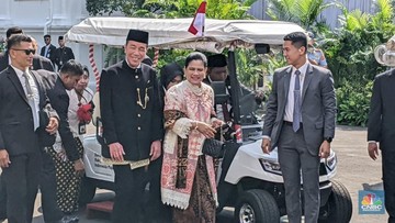 Jokowi dan Iriana: Merayakan Kemerdekaan di Istana Negara.