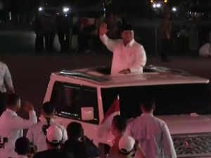 Video: Prabowo Sapa Warga dari Atas Maung saat Tiba di Lokasi Karnaval Video: Prabowo Sapa Warga dari Atas Maung saat Tiba di Lokasi Karnaval