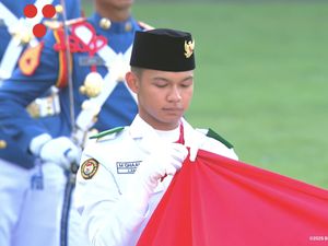 Hilton & Ghaalib, Pengerek-Pembentang di Upacara Penurunan Bendera di Istana Hilton & Ghaalib, Pengerek-Pembentang di Upacara Penurunan Bendera di Istana