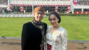 8 Foto Raffi Ahmad-Nagita di Upacara HUT ke-80 RI, Serasi Berbusana Adat Jawa