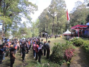 Hampir 1.000 Pendaki Rayakan HUT ke-80 RI di Puncak Lawu Hampir 1.000 Pendaki Rayakan HUT ke-80 RI di Puncak Lawu
