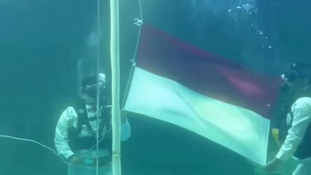 Momen Haru Ruben Onsu Kibarkan Bendera Merah Putih di Akuarium Penuh Hiu