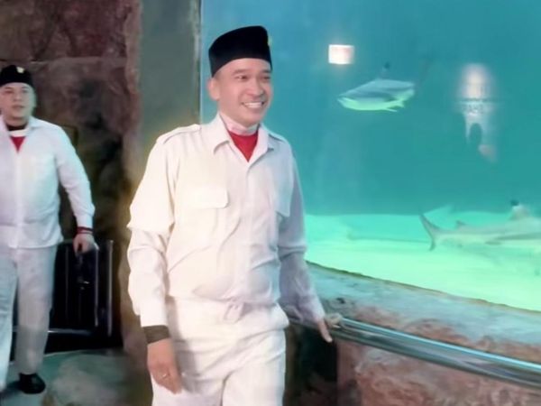 Ruben Onsu Kibarkan Bendera Merah Putih di Akuarium Raksasa Berisi Hiu