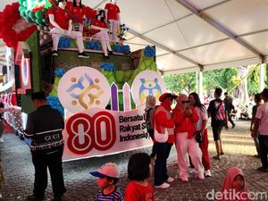 Karnaval Mobil Hias HUT RI Berjejer di Monas, Langsung Diserbu Warga untuk Foto Karnaval Mobil Hias HUT RI Berjejer di Monas, Langsung Diserbu Warga untuk Foto