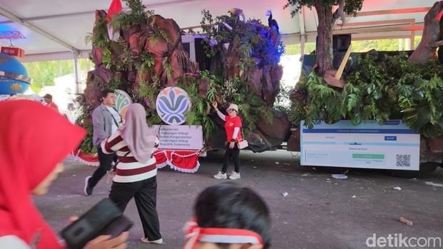 Sejumlah mobil karnaval berjejer di kawasan Monas, Jakarta Pusat, dalam rangka peringatan HUT ke-80 RI. Deretan mobil itu diserbu warga untuk berfoto. (Adrial/detikcom).