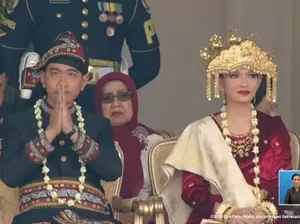 Gaya Selvi Ananda Pakai Mahkota Emas Adat Palembang di Upacara HUT ke-80 RI Gaya Selvi Ananda Pakai Mahkota Emas Adat Palembang di Upacara HUT ke-80 RI