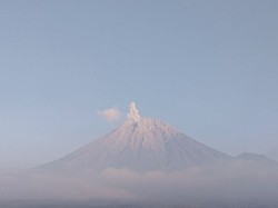 Gunung Semeru Erupsi Pagi Ini, Tinggi Kolom Abu Capai 700 Meter