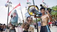 Serunya Panjat Pinang di Ancol Meriahkan Hari Kemerdekaan