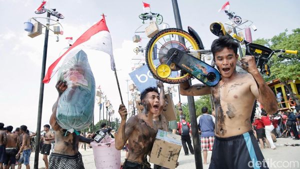 Serunya Panjat Pinang di Ancol Meriahkan Hari Kemerdekaan