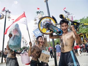 Serunya Panjat Pinang di Ancol Meriahkan Hari Kemerdekaan Serunya Panjat Pinang di Ancol Meriahkan Hari Kemerdekaan