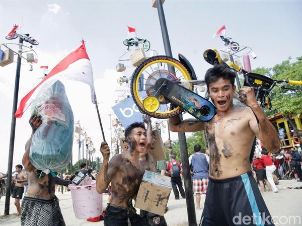 Serunya Panjat Pinang di Ancol Meriahkan Hari Kemerdekaan