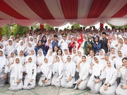 Siswi SMA di Pekanbaru Ikut Upacara HUT RI Bareng Wagub SF Hariyanto