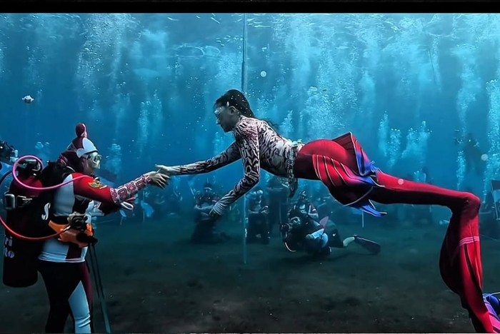 Sherly Tjoanda kibarkan bendera di bawah laut Maluku