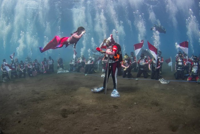 Sherly Tjoanda kibarkan bendera di bawah laut Maluku