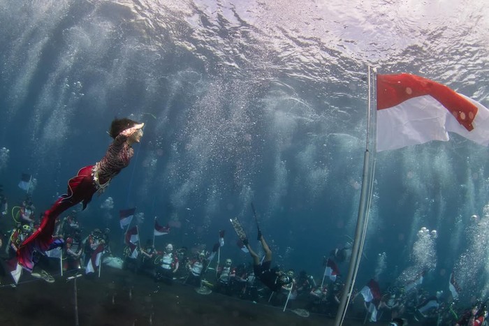 Sherly Tjoanda kibarkan bendera di bawah laut Maluku