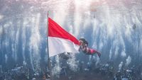 Potret Gubernur Sherly Cium Bendera Merah Putih di Bawah Laut untuk HUT ke-80 RI