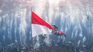 Potret Gubernur Sherly Cium Bendera Merah Putih di Bawah Laut untuk HUT ke-80 RI