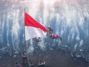 Potret Gubernur Sherly Cium Bendera Merah Putih di Bawah Laut untuk HUT ke-80 RI Potret Gubernur Sherly Cium Bendera Merah Putih di Bawah Laut untuk HUT ke-80 RI