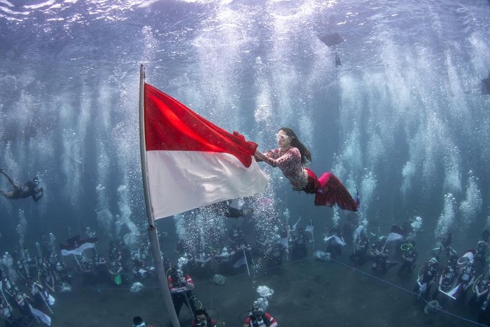 Sherly Tjoanda kibarkan bendera di bawah laut Maluku