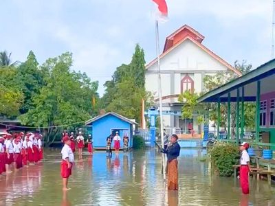 HUT RI di Malinau: Semangat Siswa SD Tak Surut Walau Banjir Belum Surut