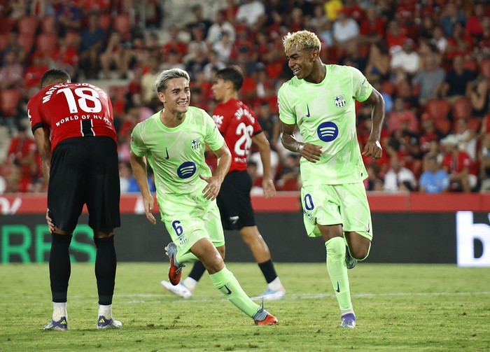 Soccer Football - LaLiga - RCD Mallorca v FC Barcelona - Estadi Mallorca Son Moix, Palma de Mallorca, Spain - August 16, 2025 FC Barcelonas Lamine Yamal celebrates scoring their third goal with Gavi REUTERS/Francisco Ubilla